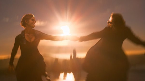 Neo y Trinity volando juntos en Matrix Resurrections
